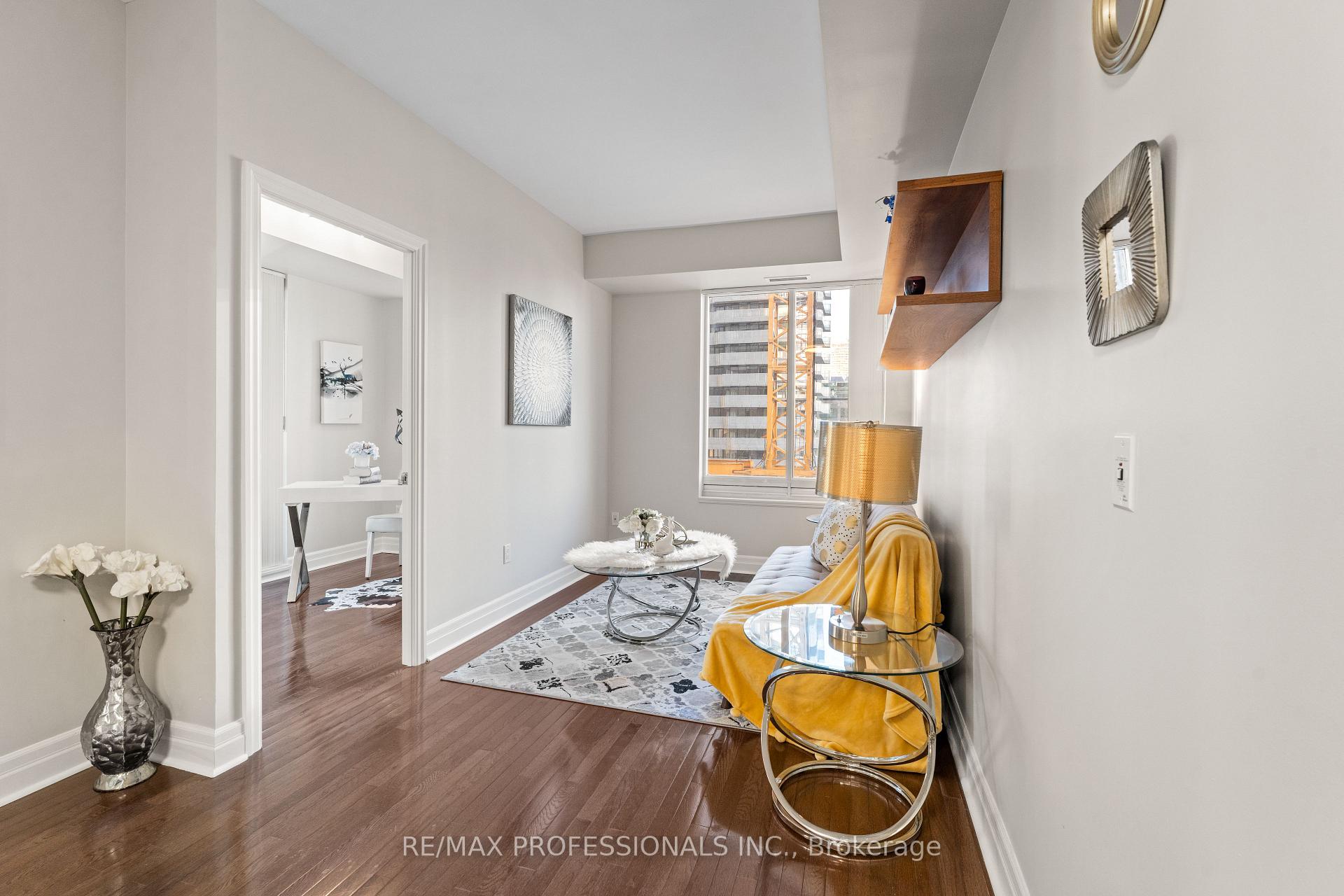 2 Bedrooms Condo at 35 Balmuto,  Toronto For sale