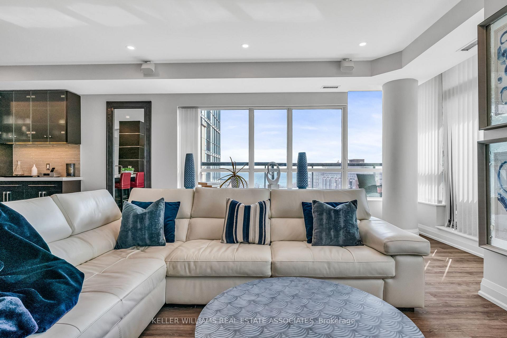 2 Bedrooms Condo at 1 Hurontario, Mississauga For sale