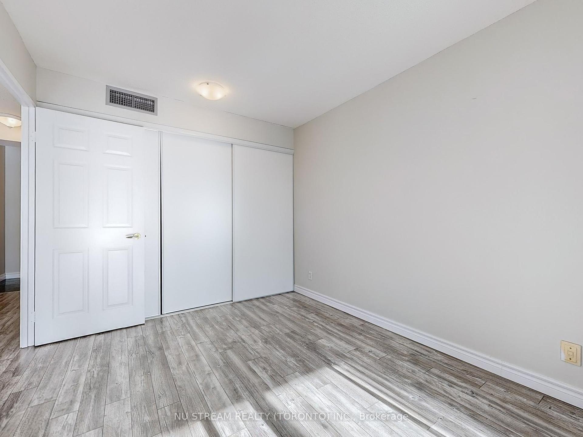 2 Bedrooms Condo at 18 Lee Centre,  Toronto For sale
