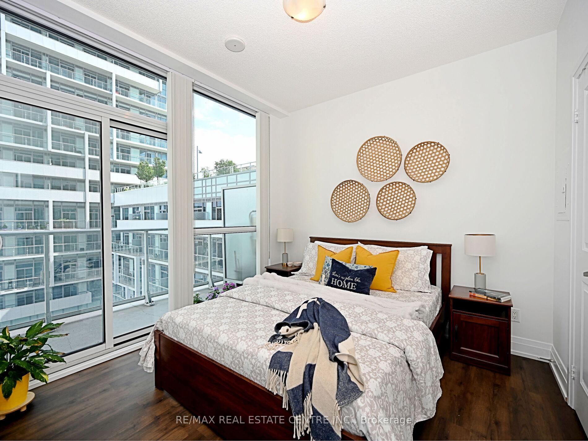 2 Bedrooms Condo at 65 Speers, Oakville For sale