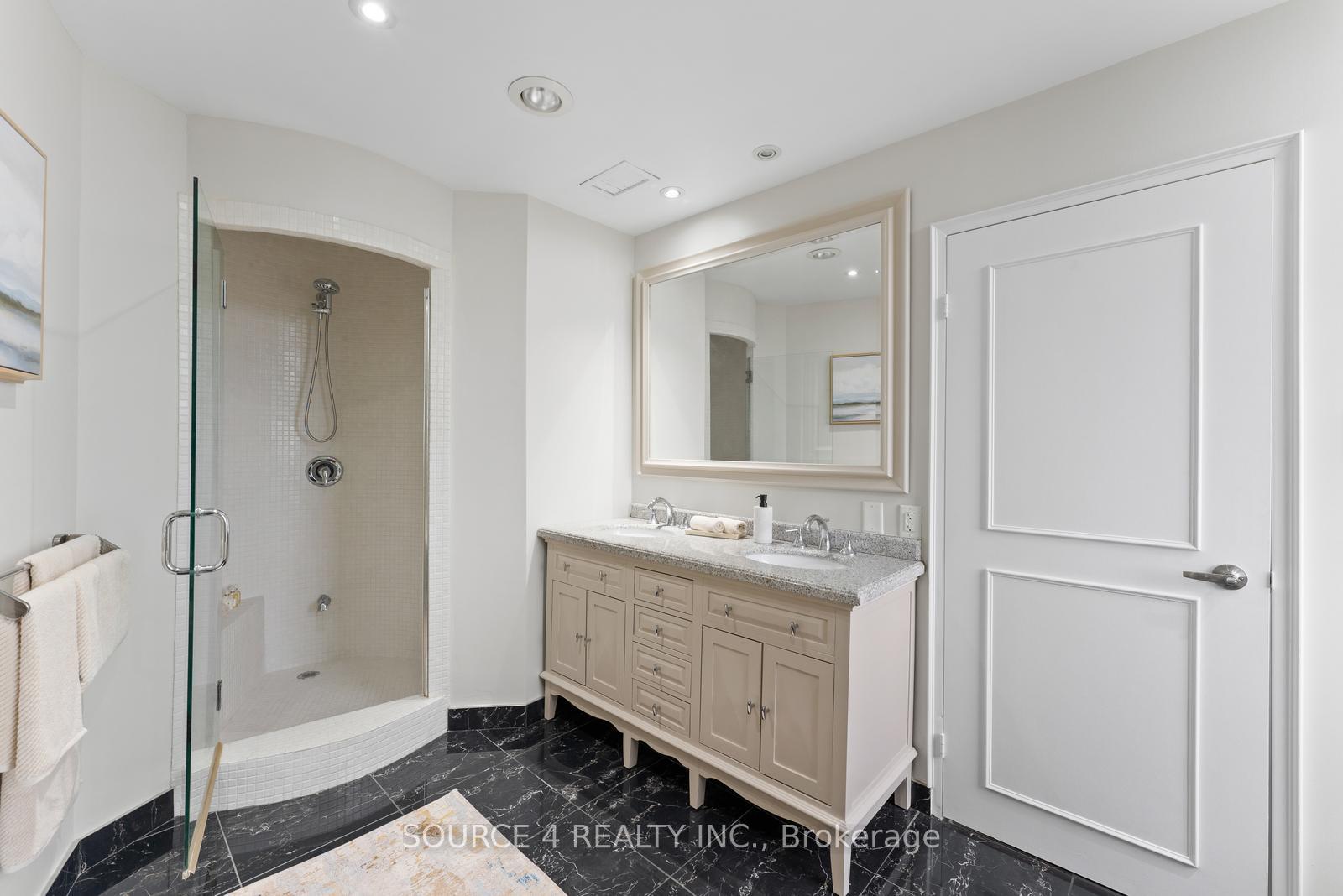 4 Bedrooms Condo at 1300 Bloor, Mississauga For sale