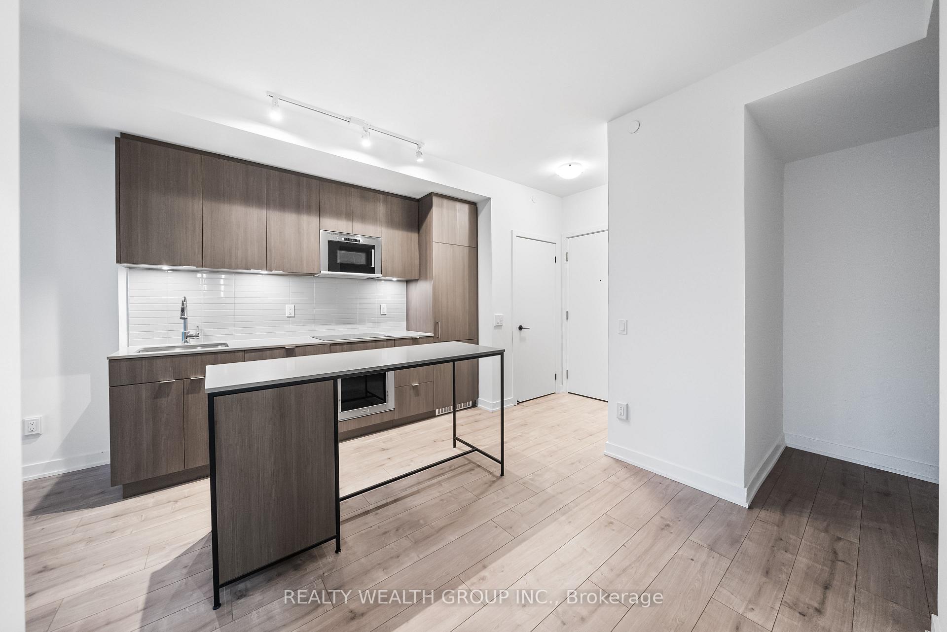 2 Bedrooms Condo at 215 LAKESHORE, Mississauga For sale