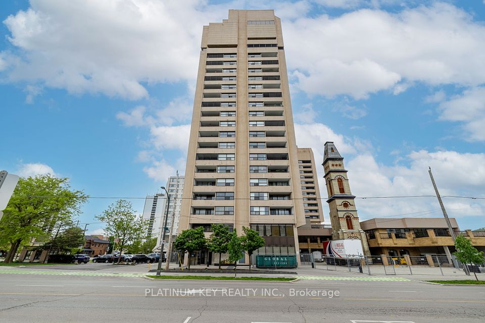 389 Dundas