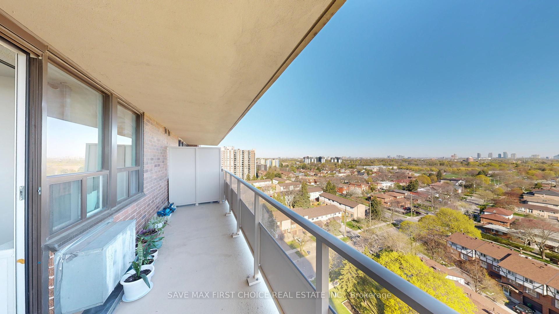 3 Bedrooms Condo at 15 Torrance, Toronto For sale