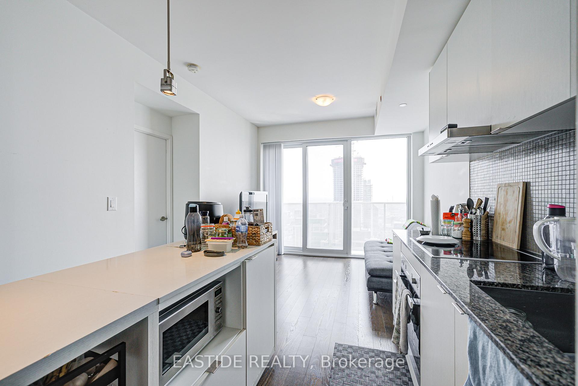 2 Bedrooms Condo at 88 Harbour, Toronto For sale