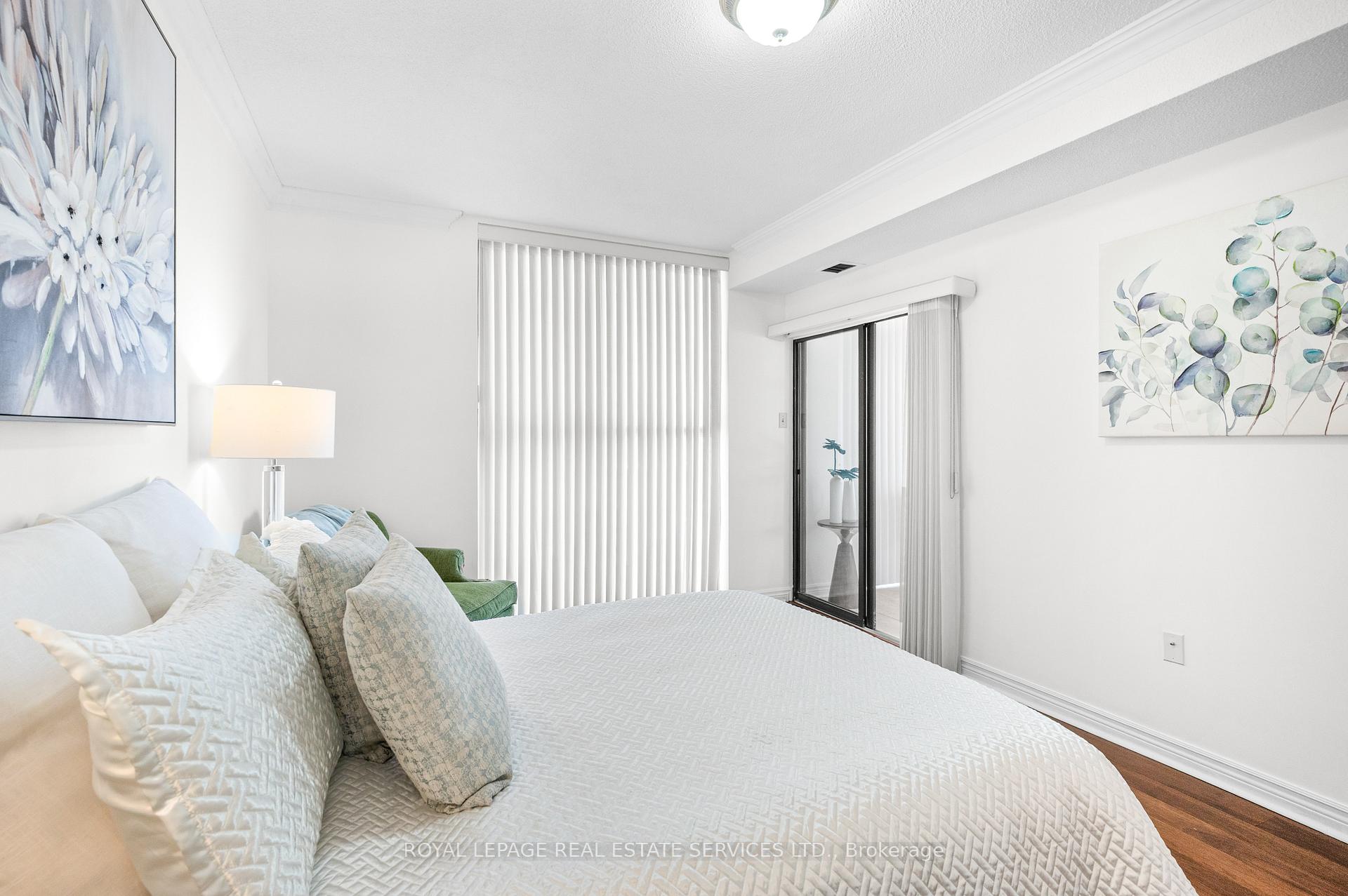 2 Bedrooms Condo at 102 Bronte,  Oakville For sale