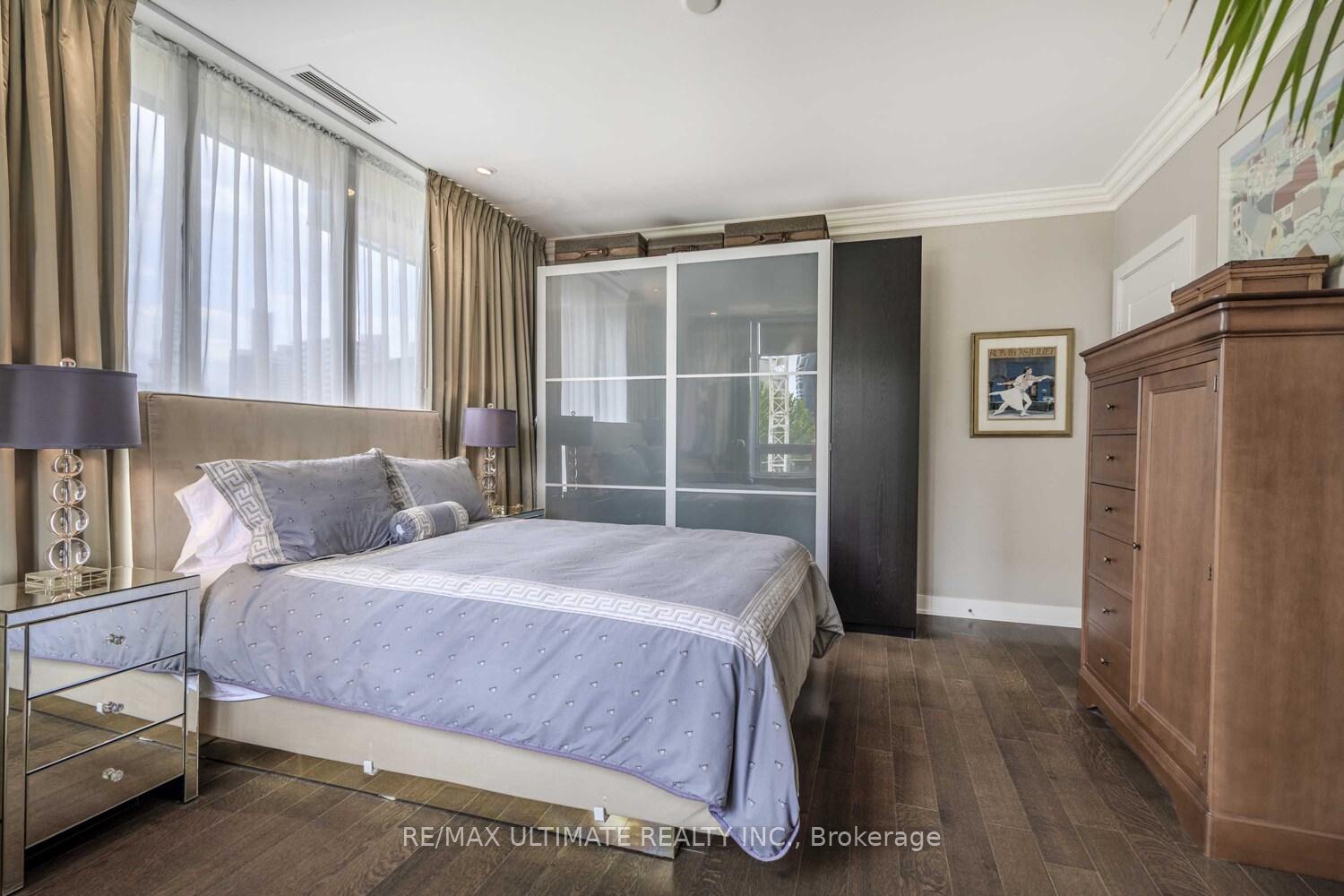 2 Bedrooms Condo at 28 Linden, Toronto For sale