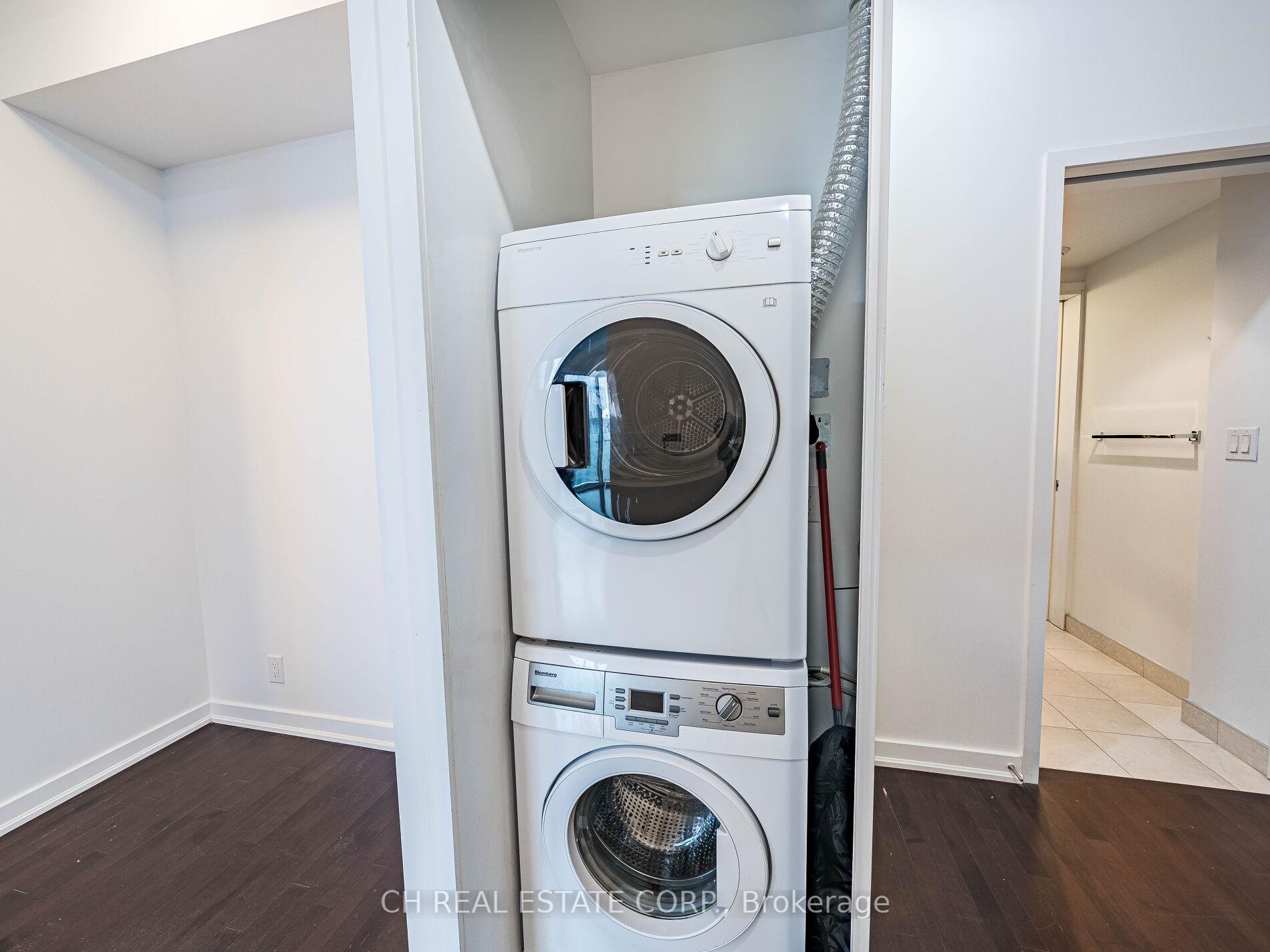 2 Bedrooms Condo at 12 York,  Toronto For sale