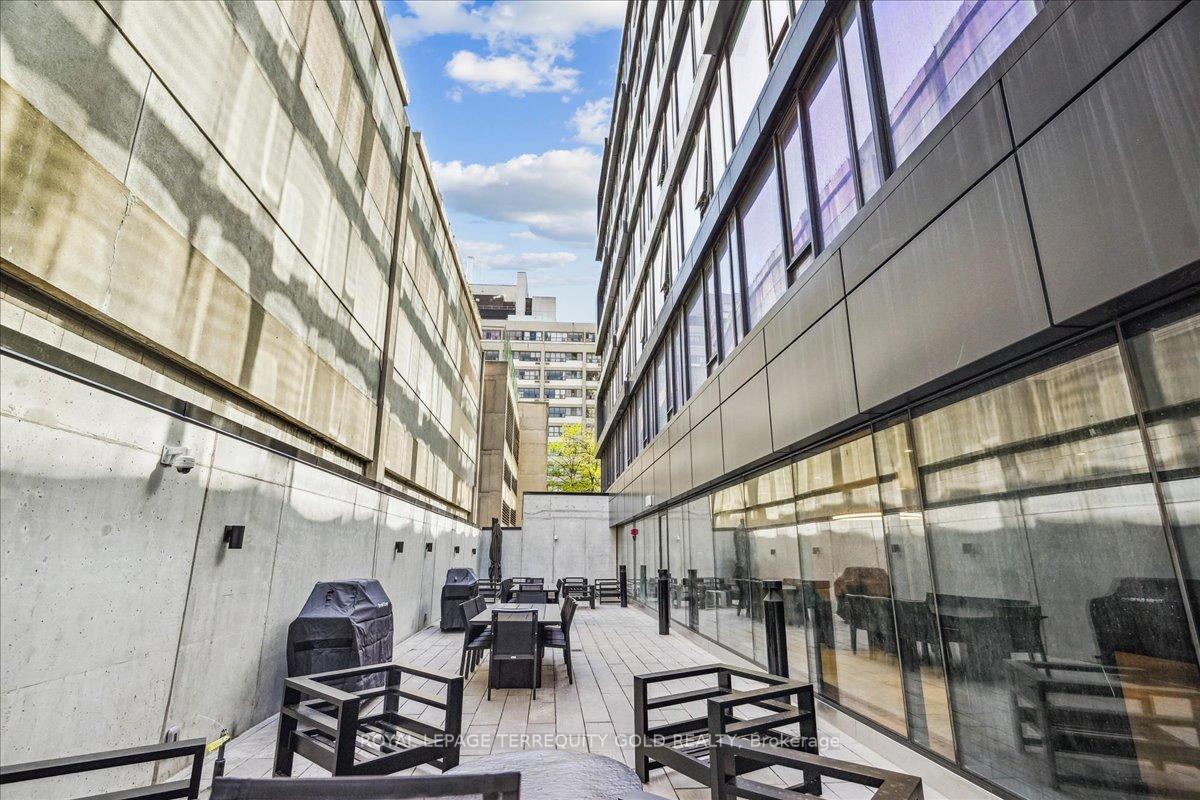 3 Bedrooms Condo at 195 McCaul, Toronto For sale