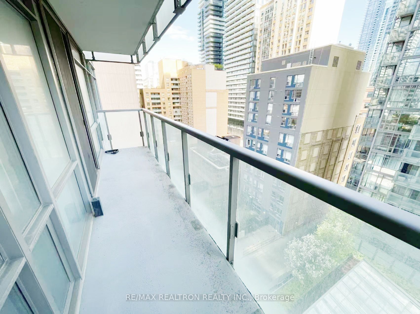 37 Grosvenor Street, #1009