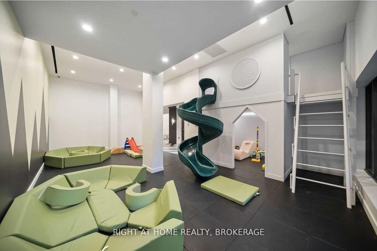 2 Bedrooms Condo at 39 Roehampton, Toronto For sale