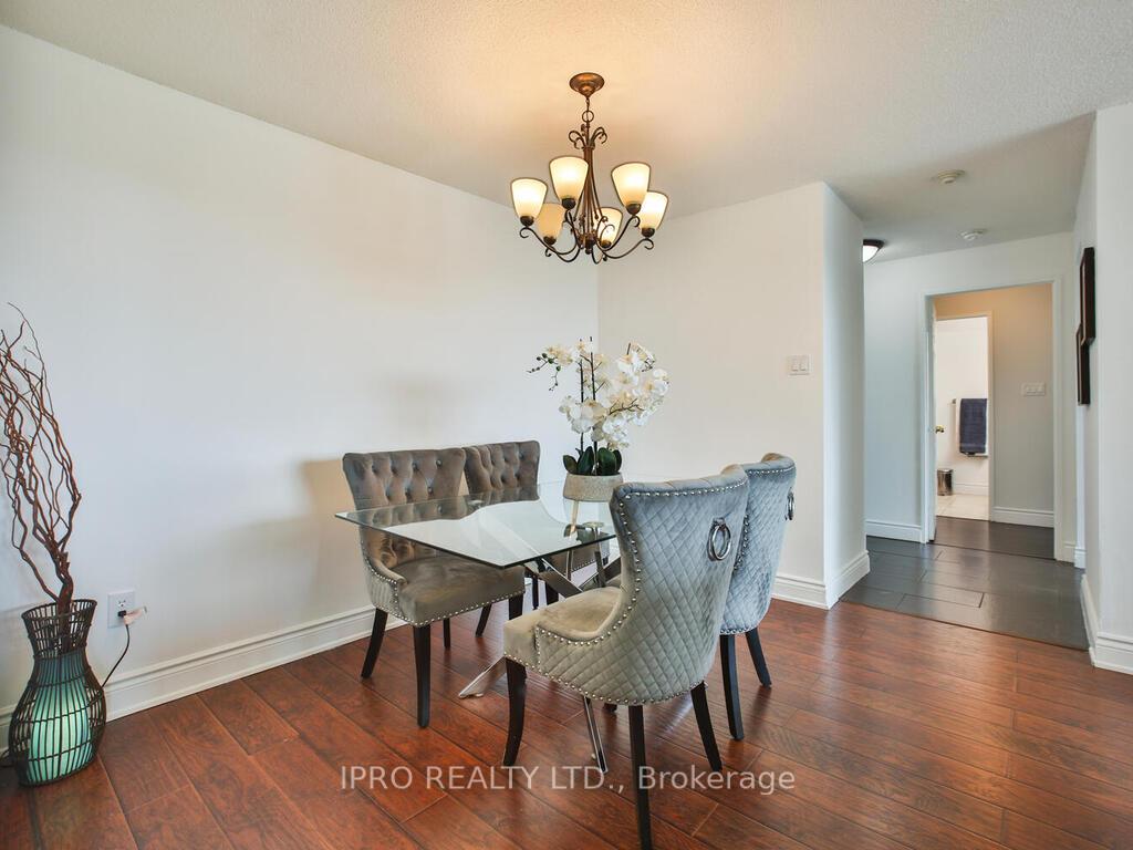 3 Bedrooms Condo at 330 Rathburn, Mississauga For sale