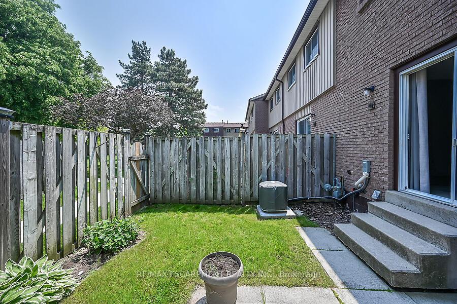 3 Bedrooms Condo at 1115 Paramount, Hamilton For sale
