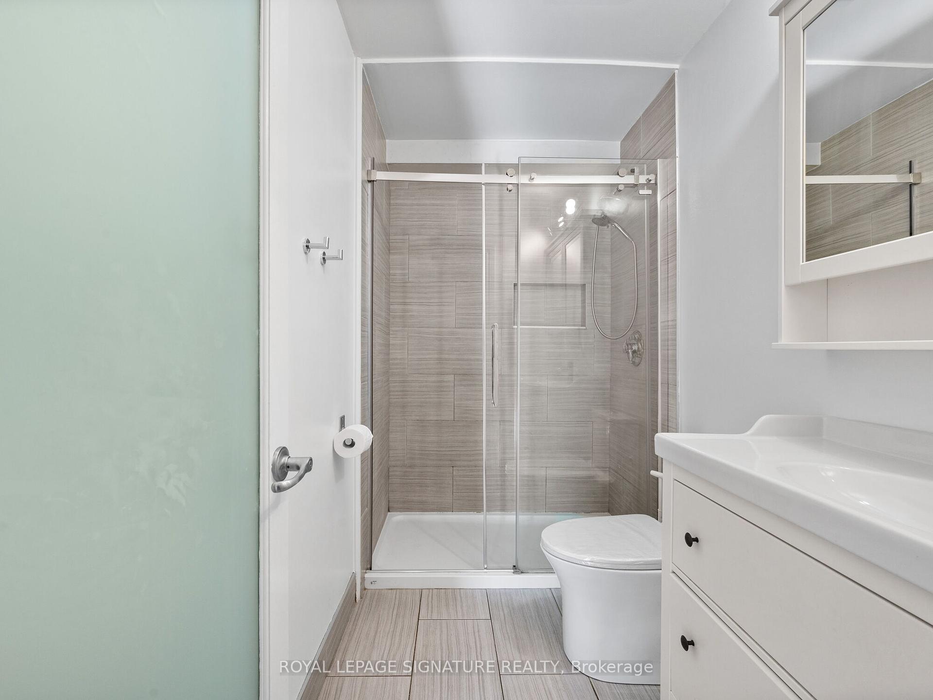 2 Bedrooms Condo at 28 Victoria, Hamilton For sale