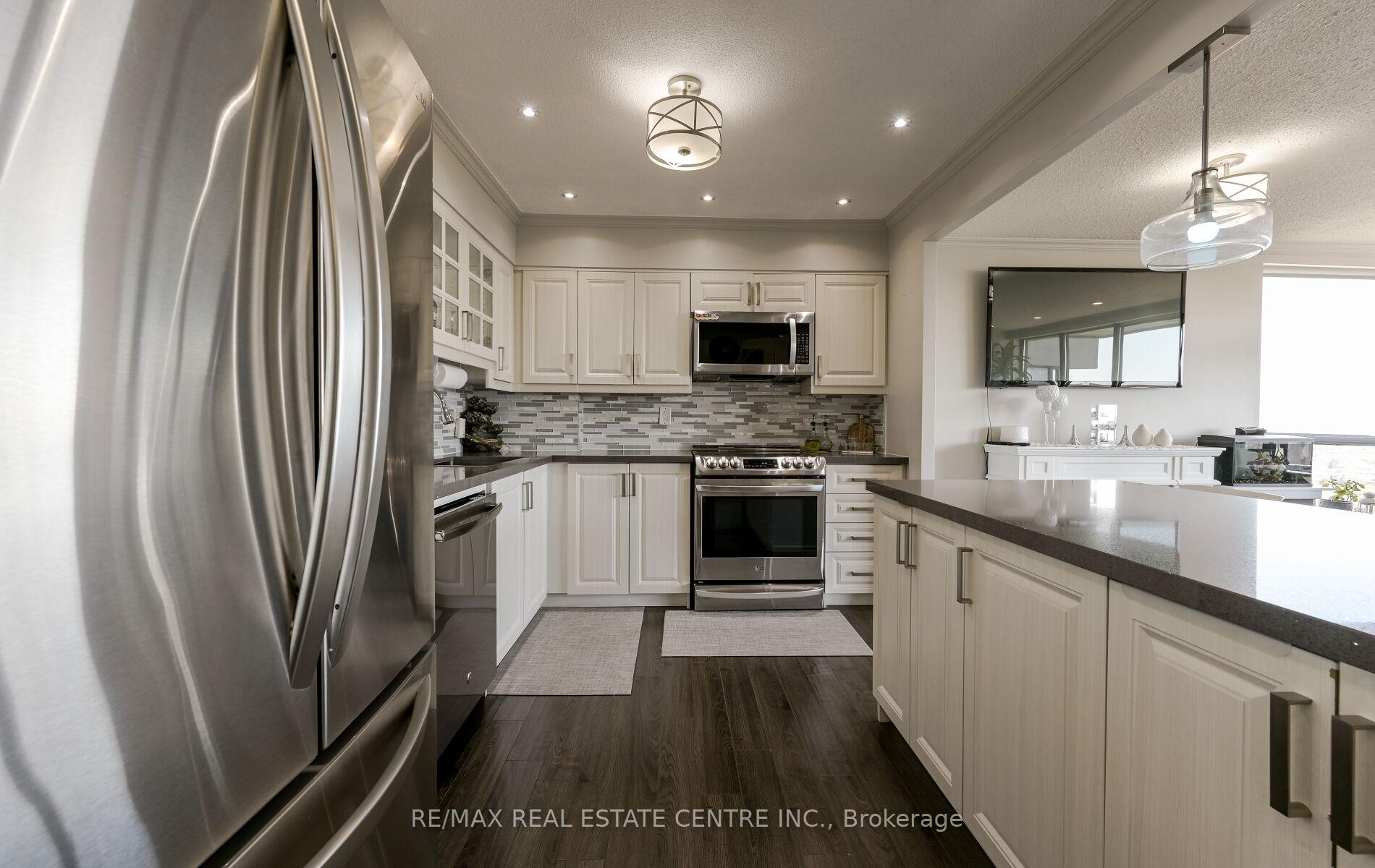 3 Bedrooms Condo at 200 Robert Speck, Mississauga For sale