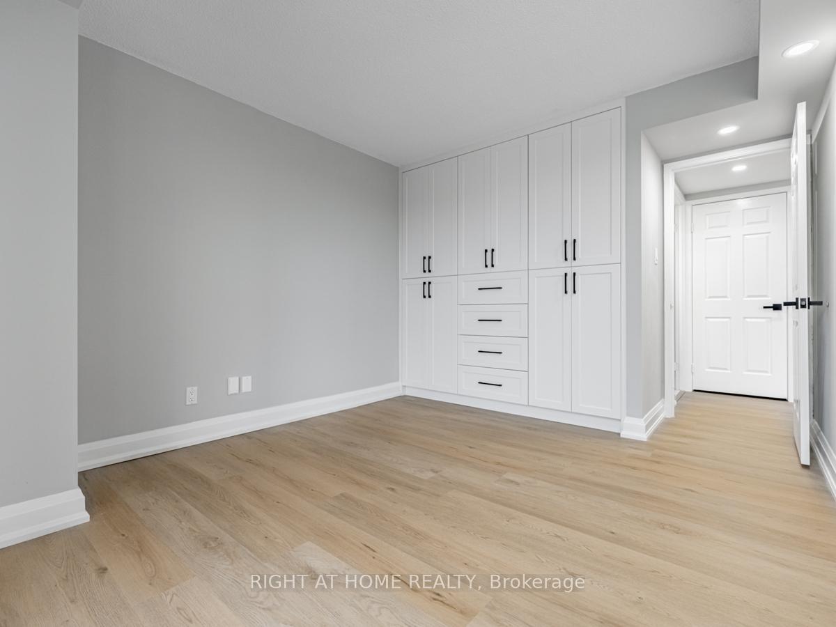 1 Bedroom Condo at 55 Kingsbridge Garden,  Mississauga For sale