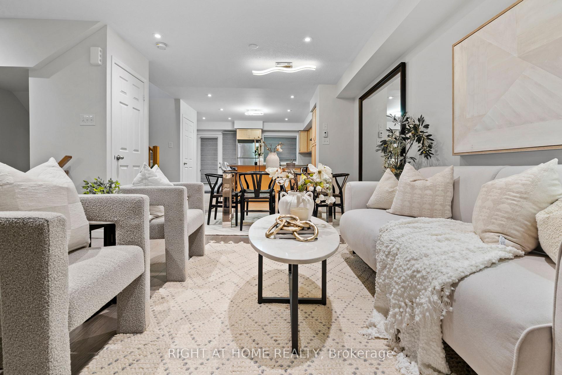 3 Bedrooms Condo at 5650 Winston Churchhill, Mississauga For sale