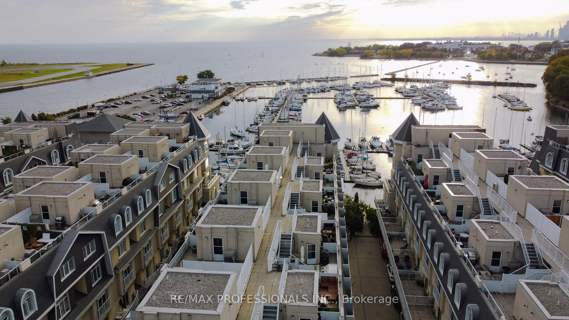 2 Bedrooms Condo at 36 Stadium, Toronto For sale