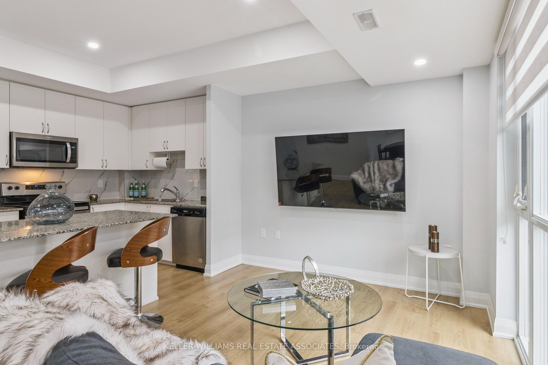 2 Bedrooms Condo at 5289 Highway 7, Vaughan For sale