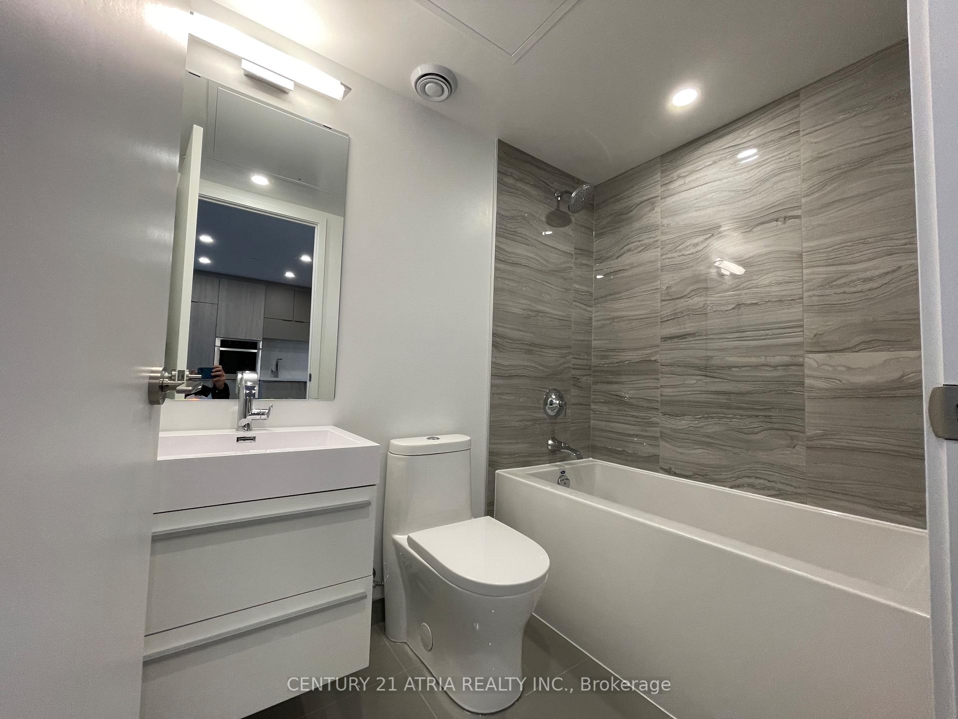 2 Bedrooms Condo at 39 ROEHAMPTON, Toronto For sale