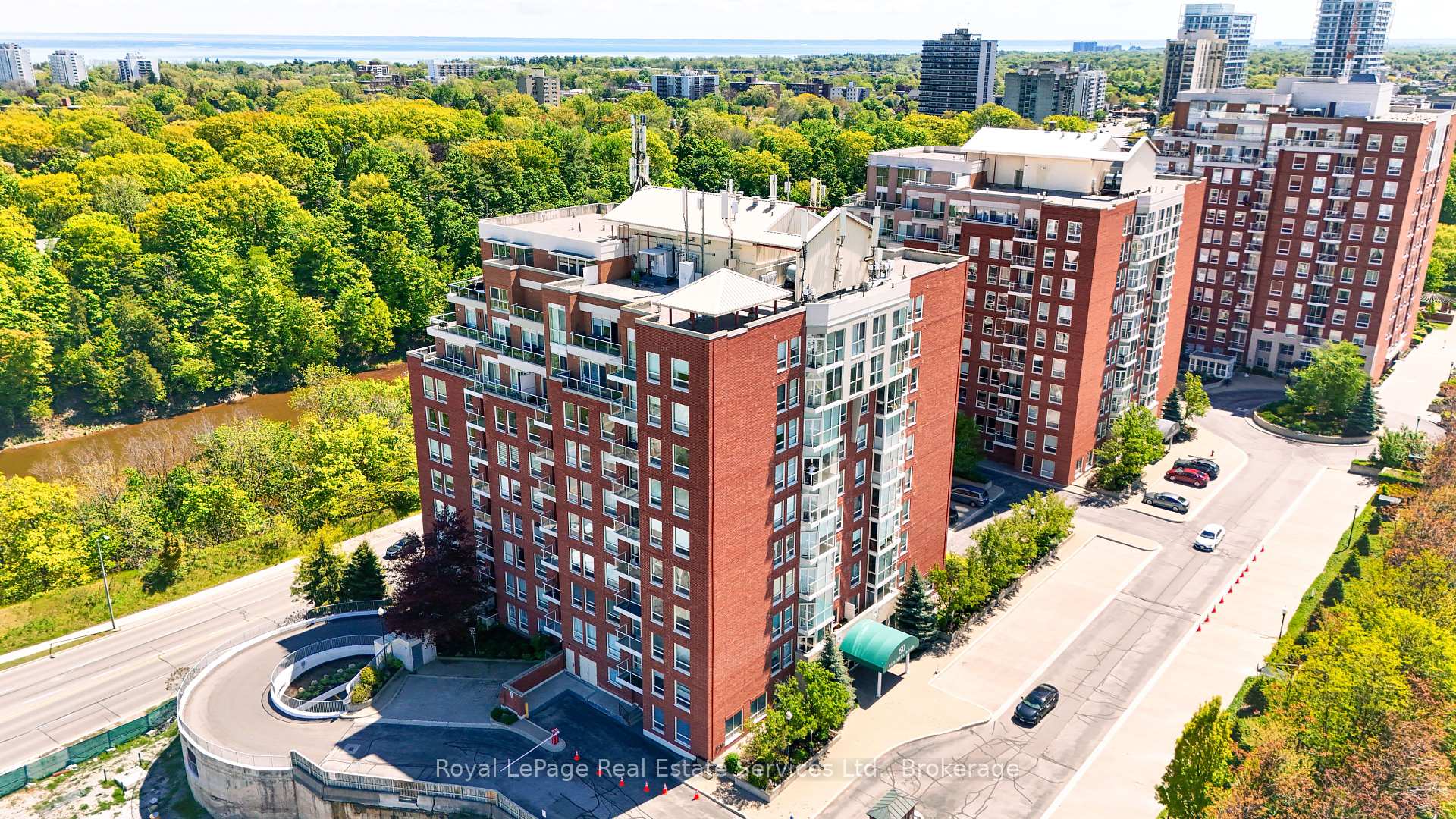 3 Bedrooms Condo at 60 Old Mill, Oakville For sale