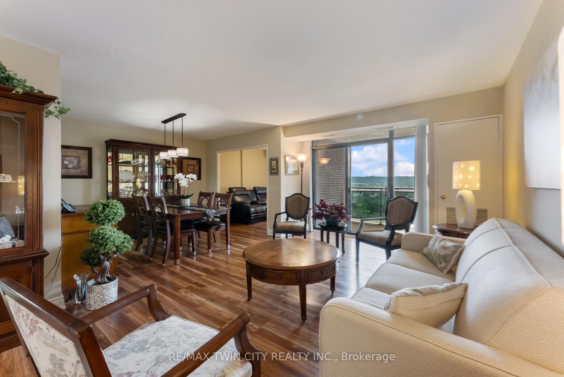2 Bedrooms Condo at 301 Frances, Hamilton For sale