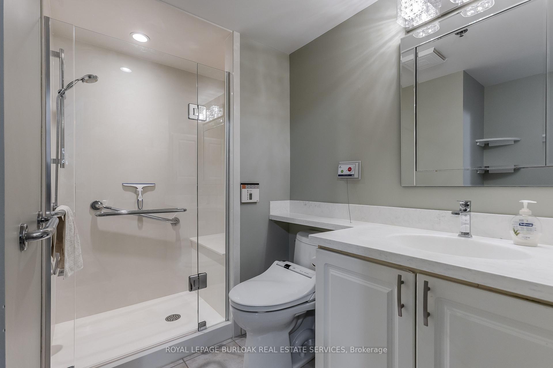 2 Bedrooms Condo at 100 Burloak, Burlington For sale