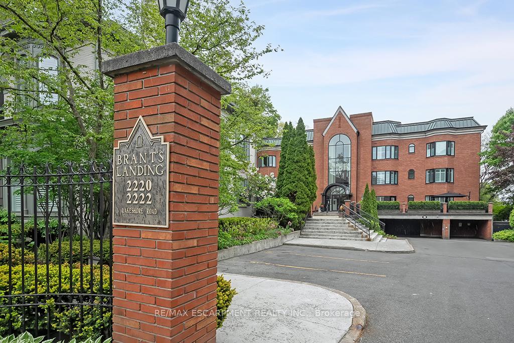 2 Bedrooms Condo at 2220 Lakeshore, Burlington For sale