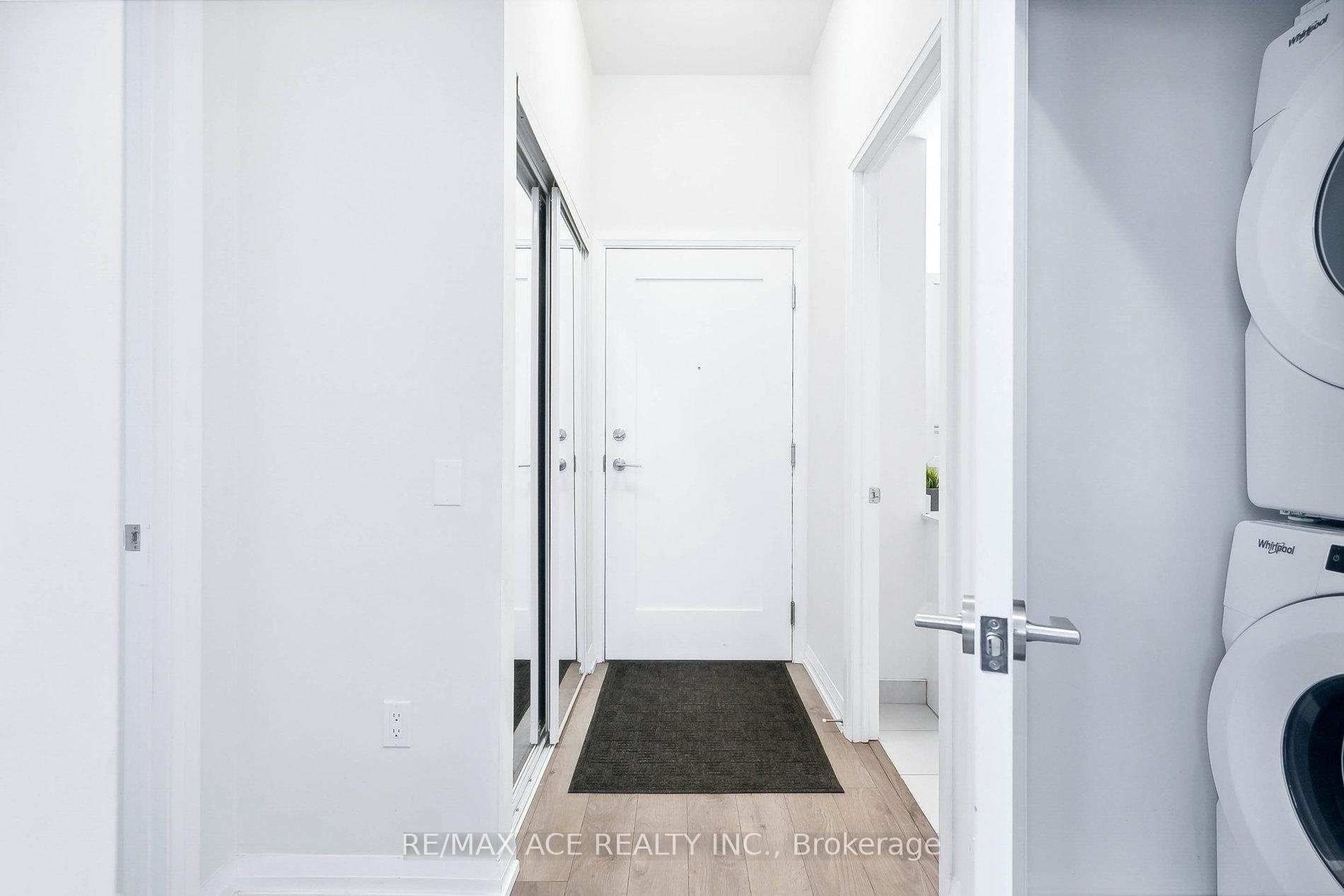 2 Bedrooms Condo at 65 Watergarden, Mississauga For sale