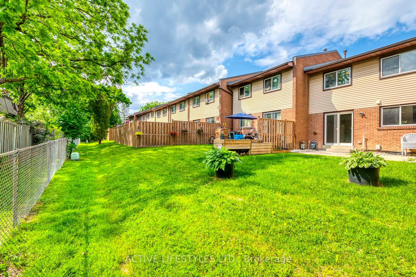 4 Bedrooms Condo at 2301 Derry, Mississauga For sale