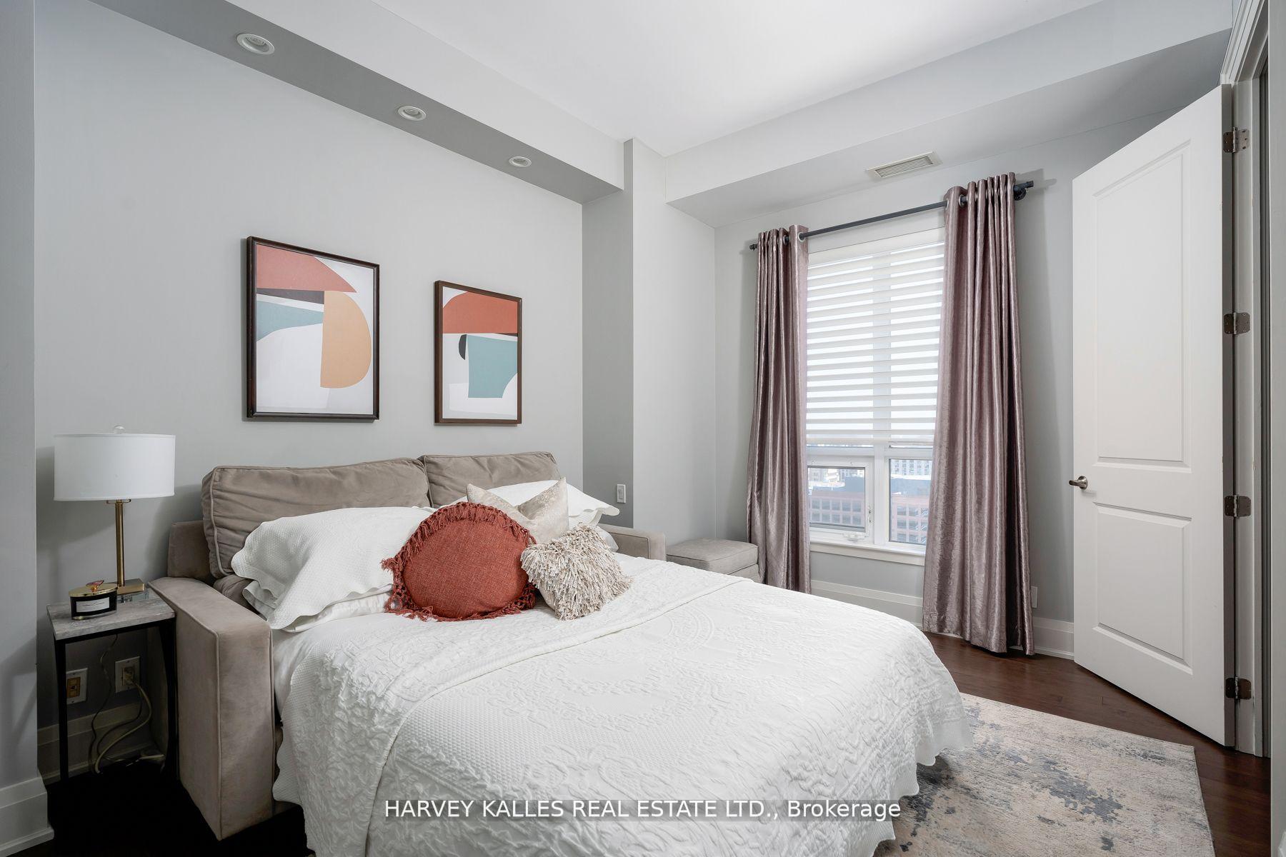 3 Bedrooms Condo at 35 Hayden, Toronto For sale
