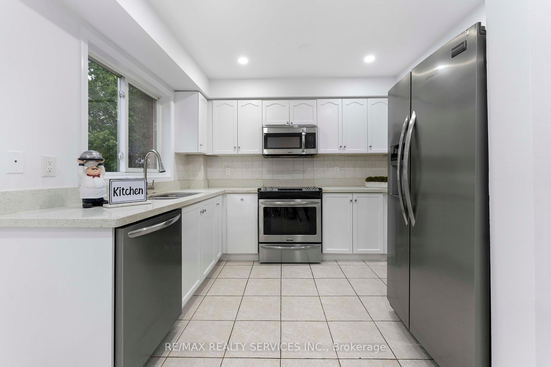 4 Bedrooms Condo at 80 Acorn, Mississauga For sale