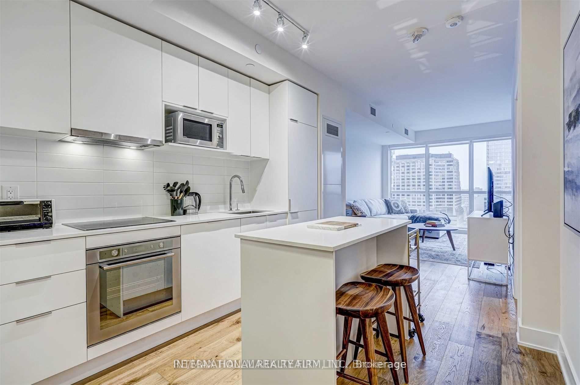 1 Bedroom Condo at 88 Cumberland,  Toronto For sale