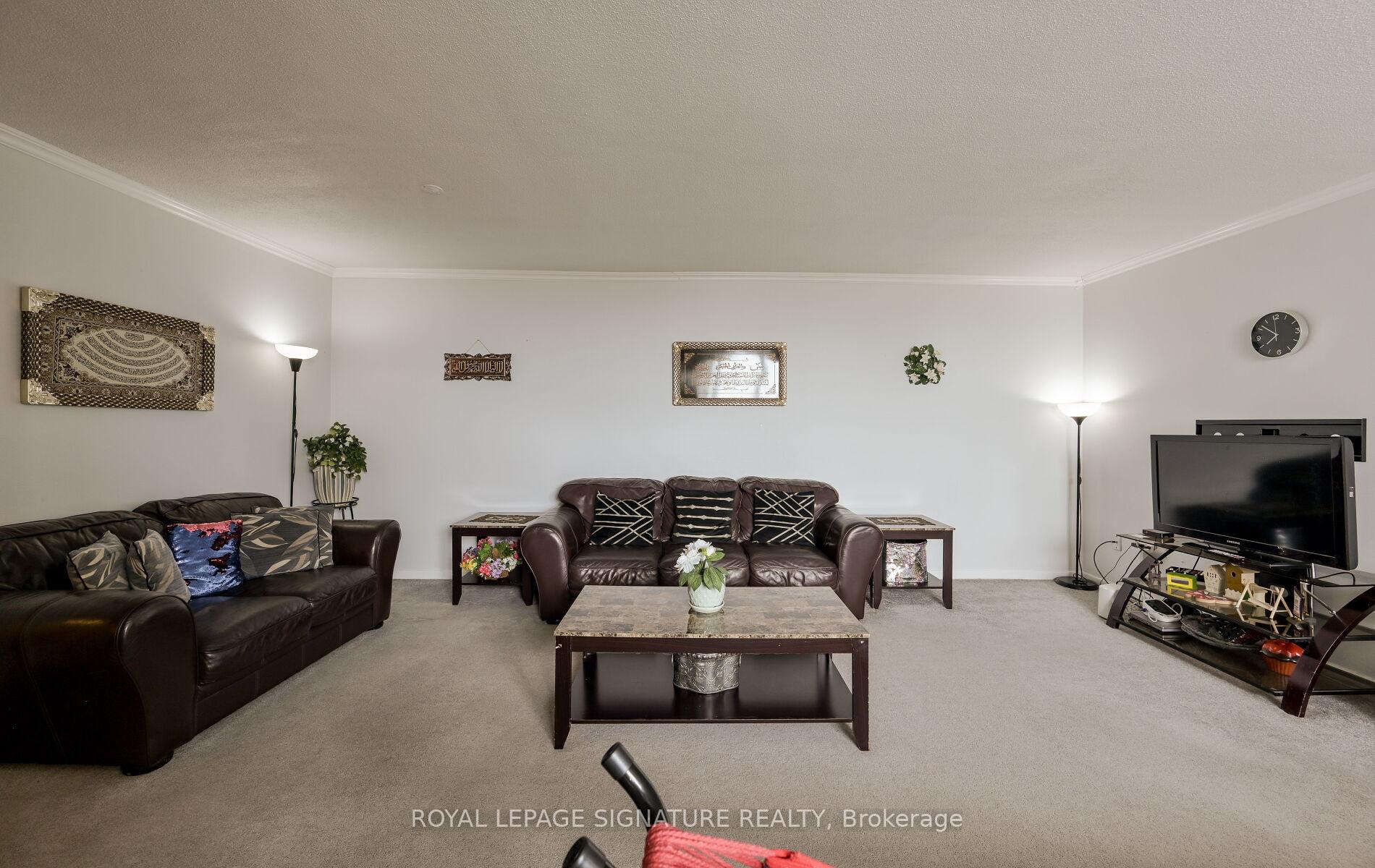 4 Bedrooms Condo at 2323 Confederation, Mississauga For sale