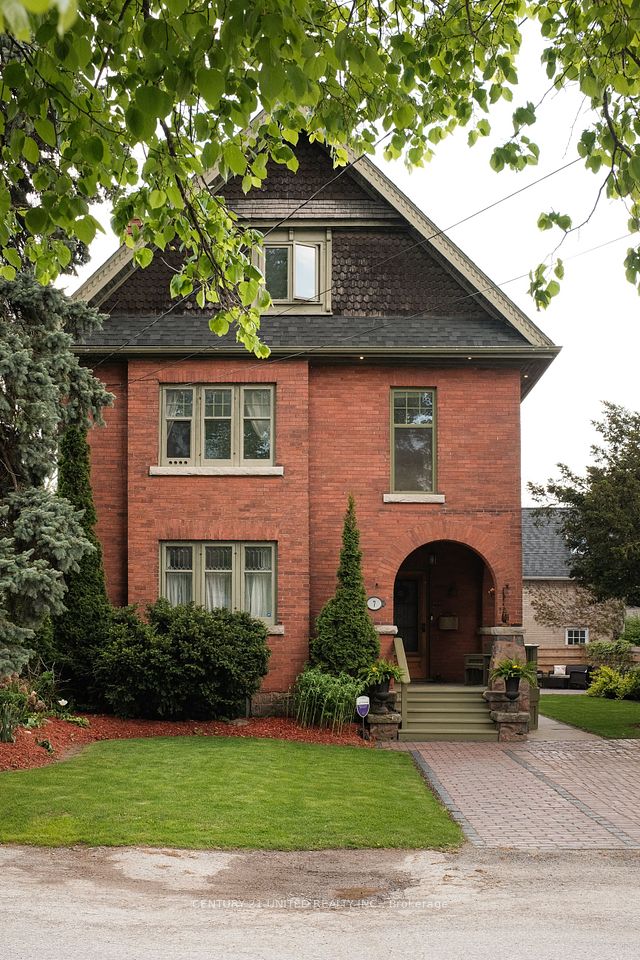 7 Engleburn Place, Peterborough East, ON K9H 1C4