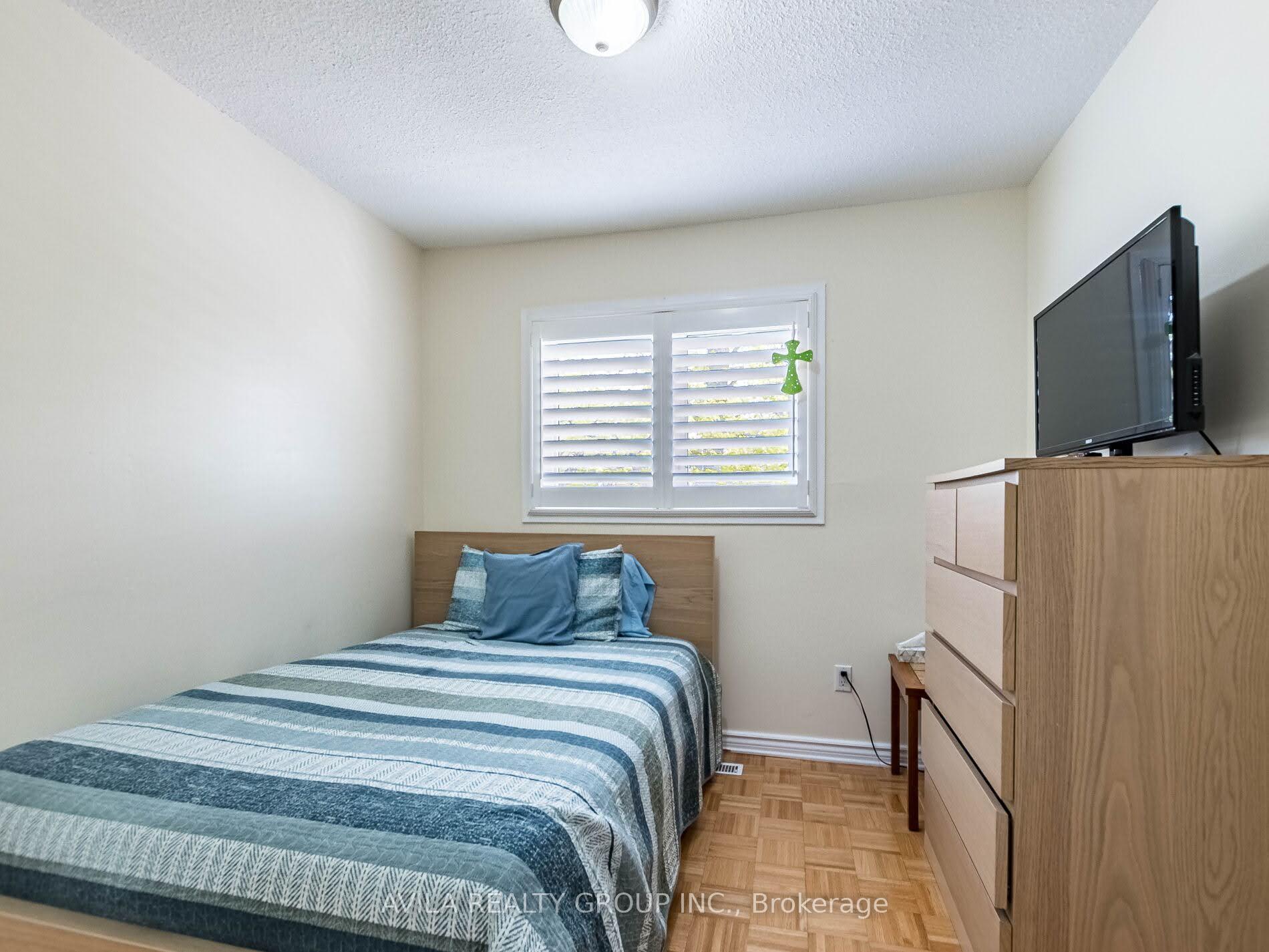 4 Bedrooms Condo at 750 Burnhamthorpe, Mississauga For sale