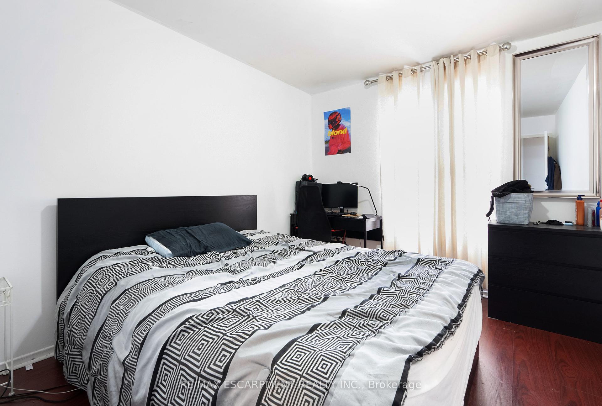 4 Bedrooms Condo at 3430 Brandon Gate, Mississauga For sale