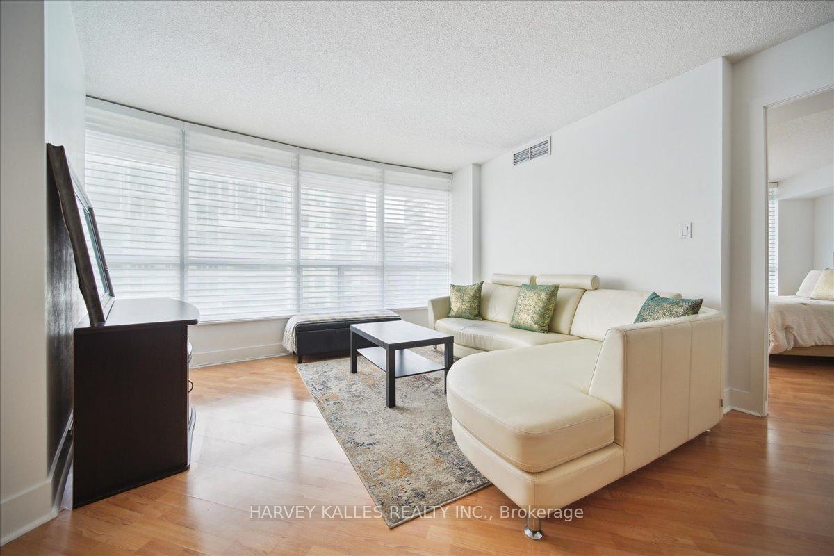 2 Bedrooms Condo at 550 Queens, Toronto For sale