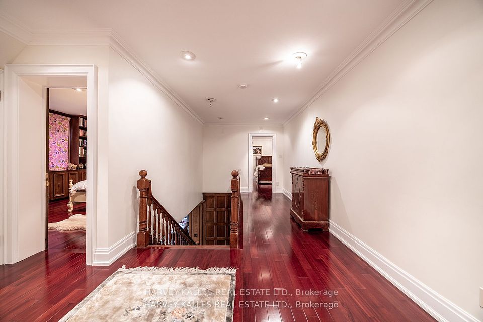 6 Versailles Court