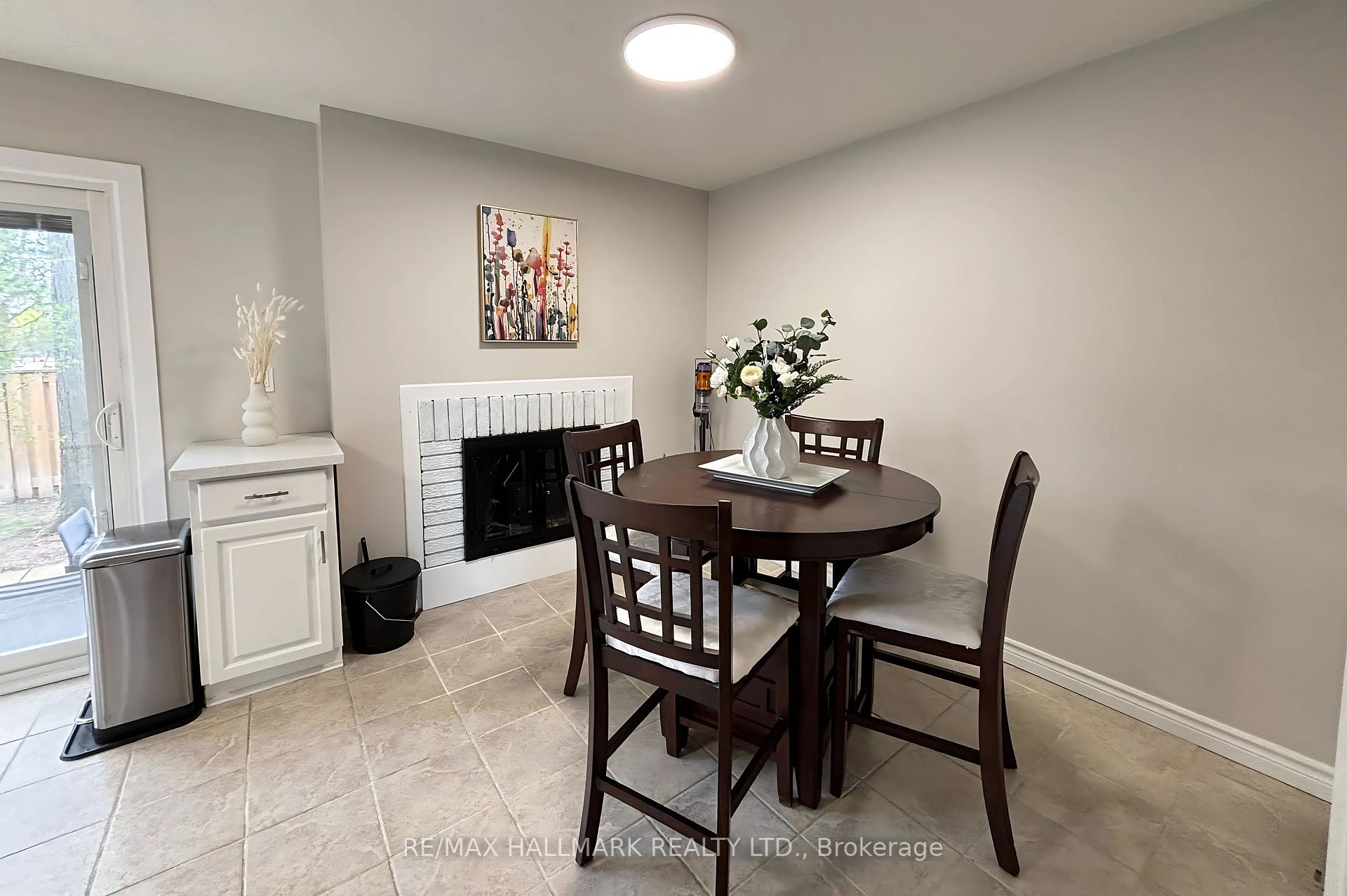 3 Bedrooms Condo at 6679 Shelter Bay, Mississauga For sale