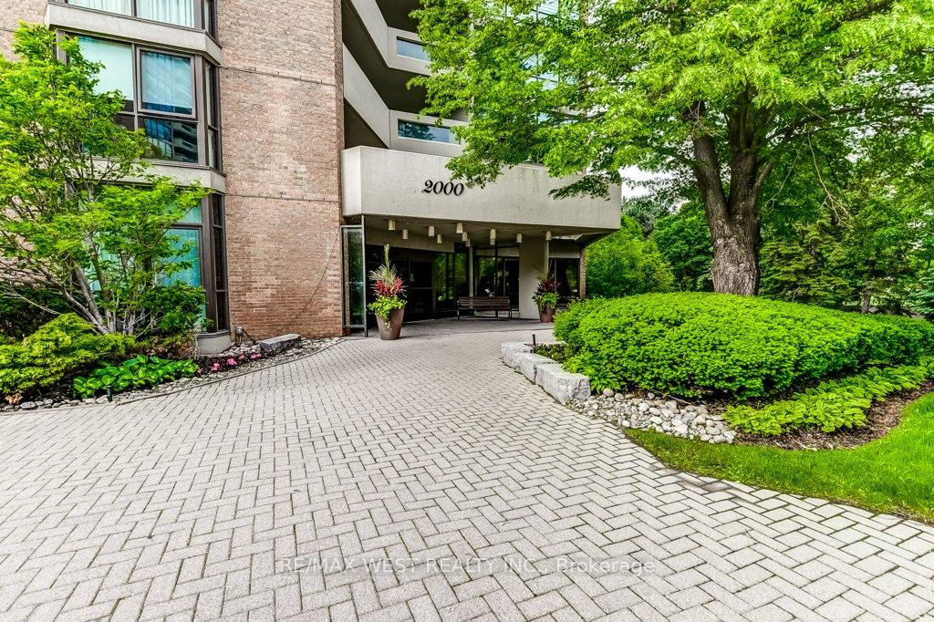 3 Bedrooms Condo at 2000 Islington, Toronto For sale