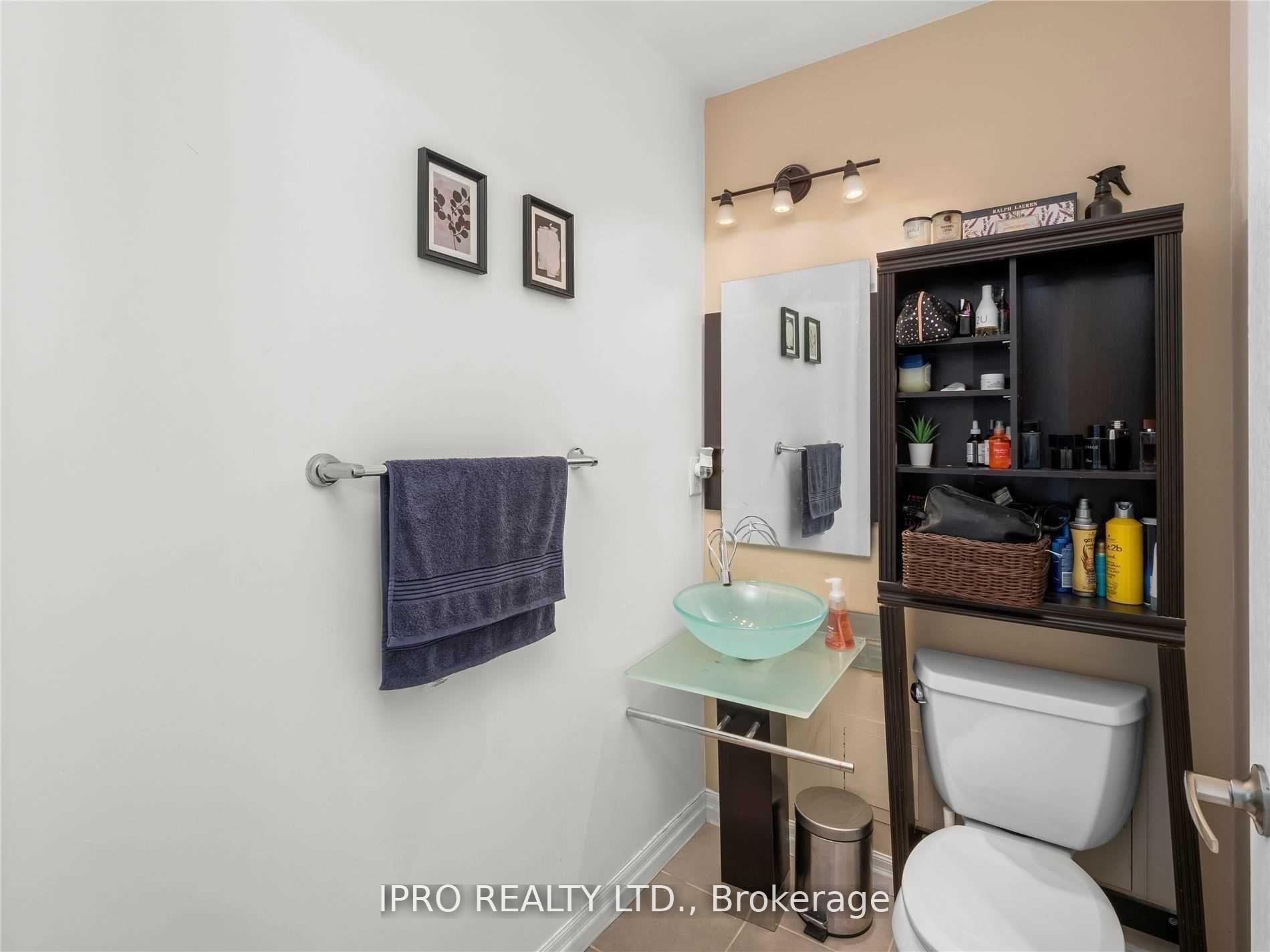 2 Bedrooms Condo at 223 Webb, Mississauga For sale