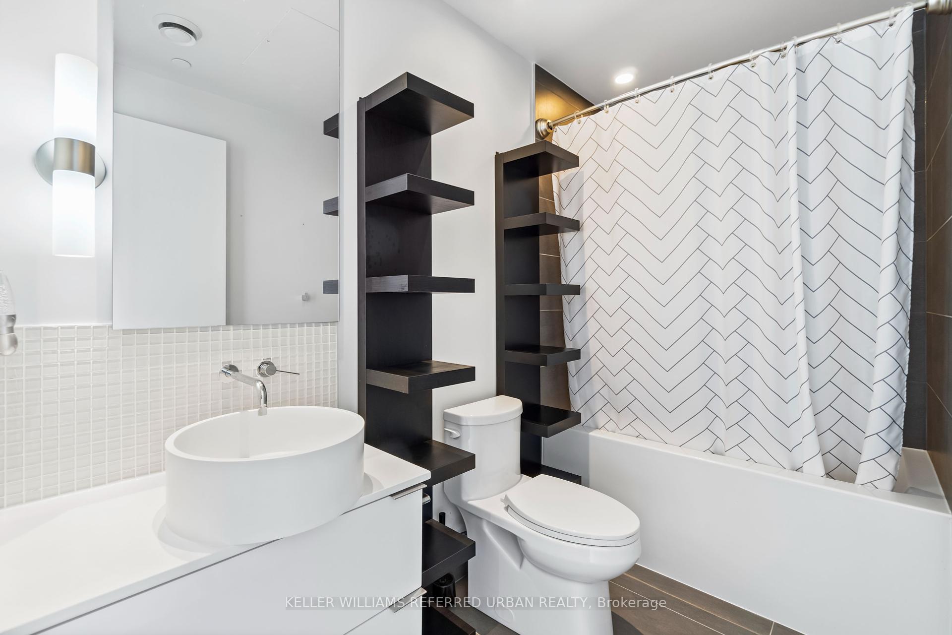 2 Bedrooms Condo at 185 Roehampton, Toronto For sale