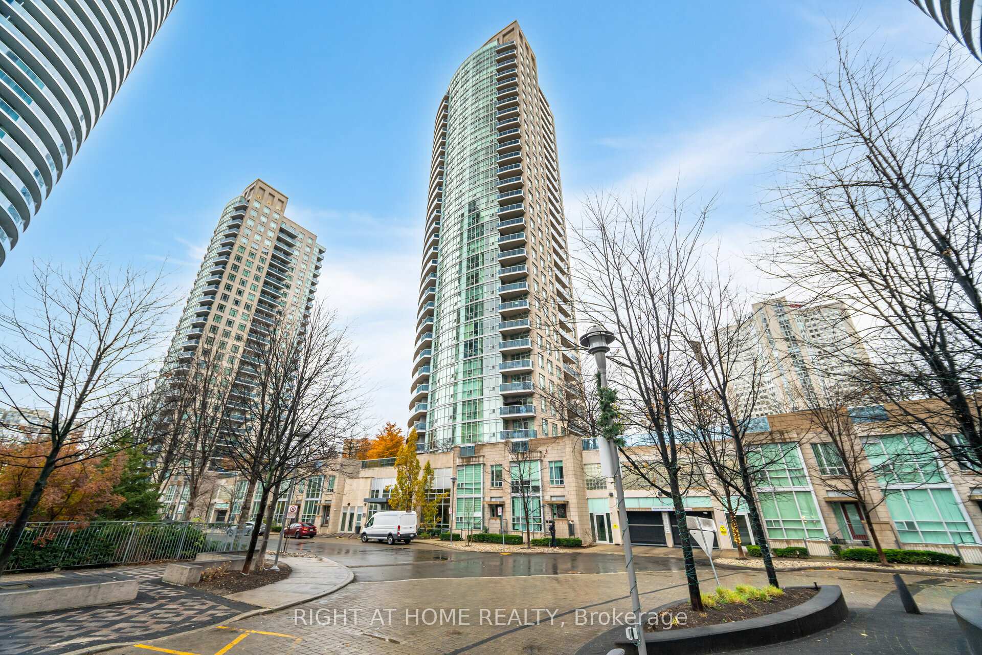2 Bedrooms Condo at 70 Absolute, Mississauga For sale