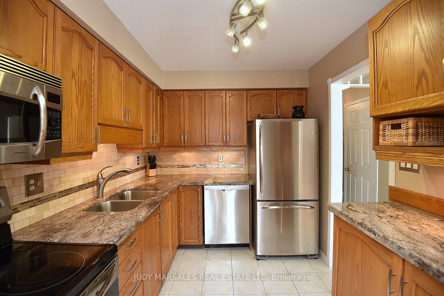 3 Bedrooms Condo at 644 Upper Paradise,  Hamilton For sale