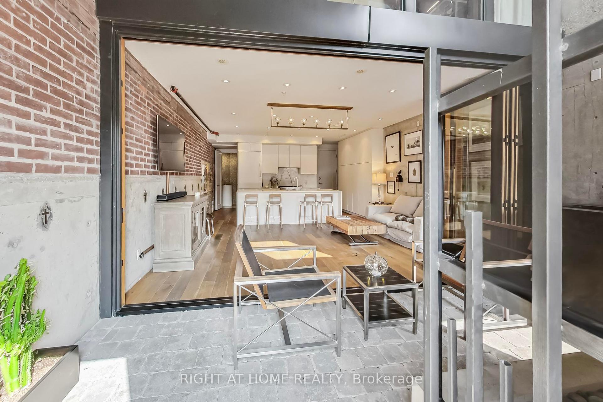 3 Bedrooms Condo at 40 Westmoreland, Toronto For sale