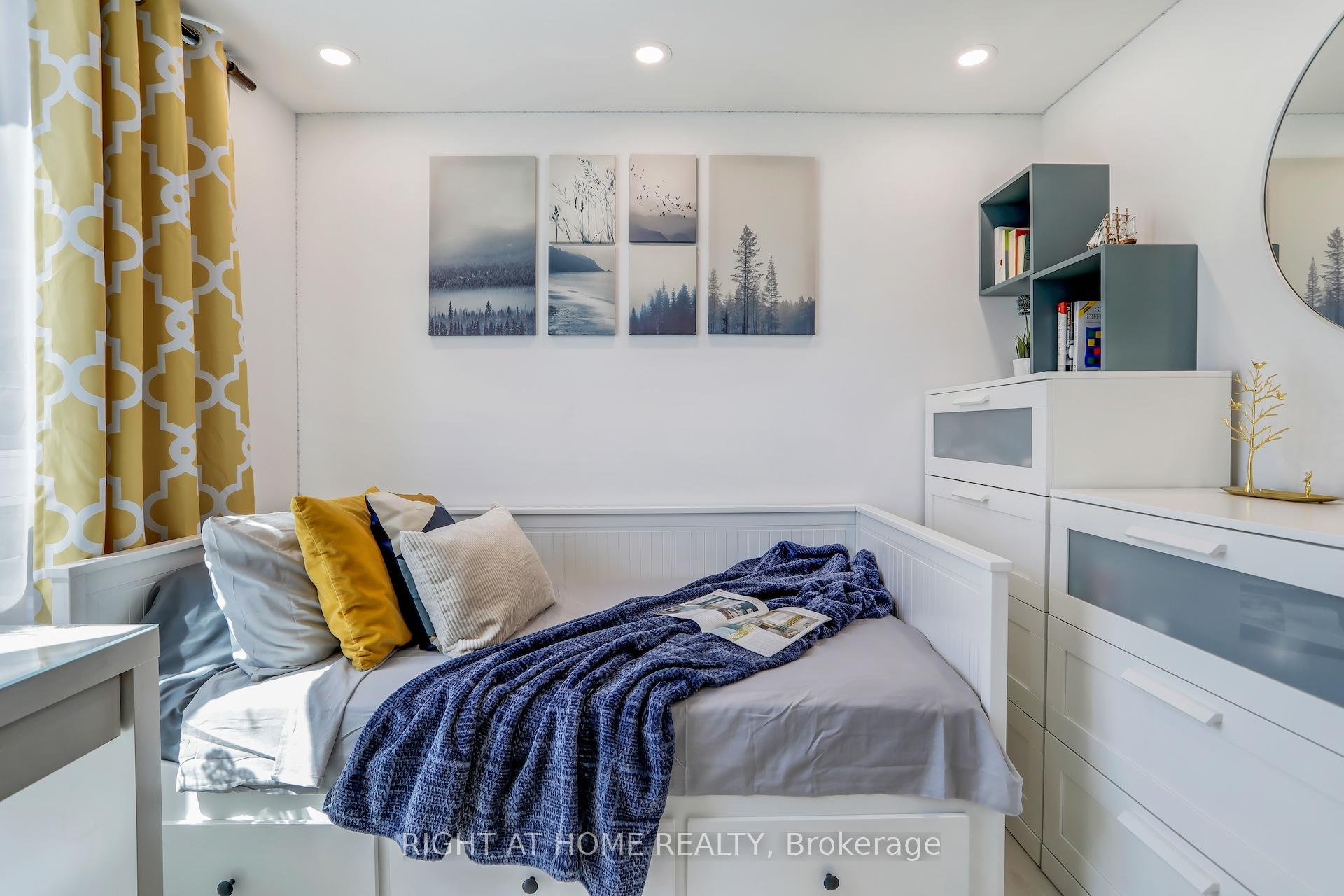 4 Bedrooms Condo at 31 Tippett, Toronto For sale