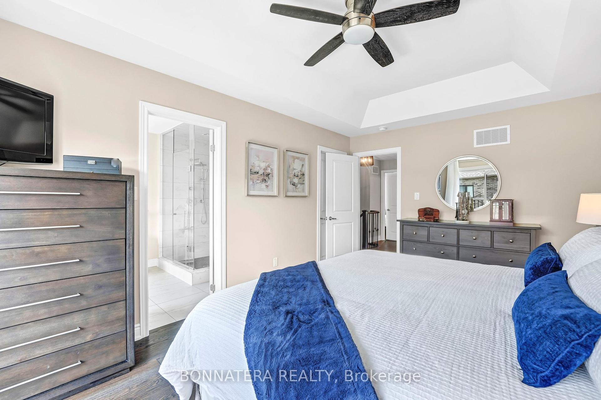 4 Bedrooms Condo at 10 Augustus, Toronto For sale