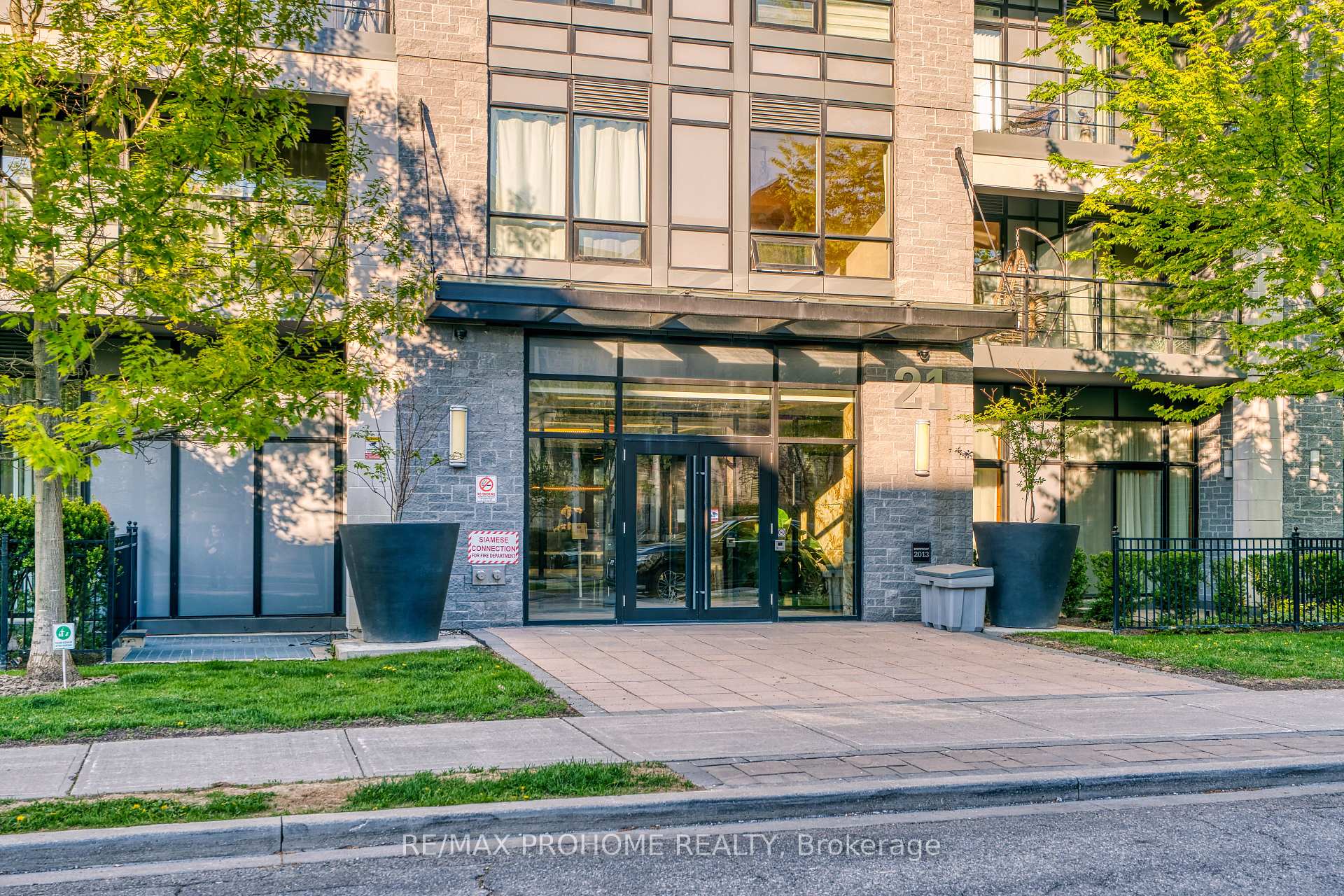2 Bedrooms Condo at 21 Clairtrell, Toronto For sale