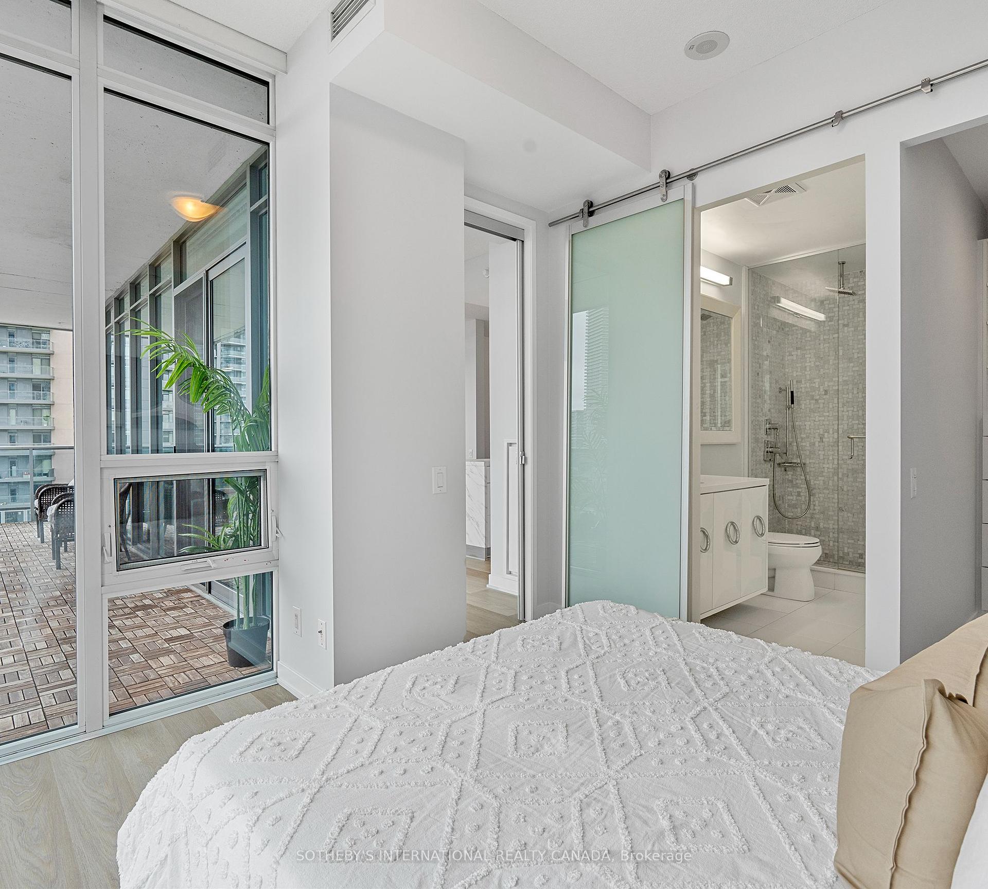 3 Bedrooms Condo at 88 Park Lawn, Toronto For sale
